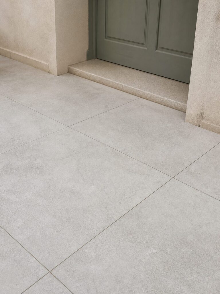Carrelage imitation béton White NEXUS 60x60 20mm - ambiance terrasse