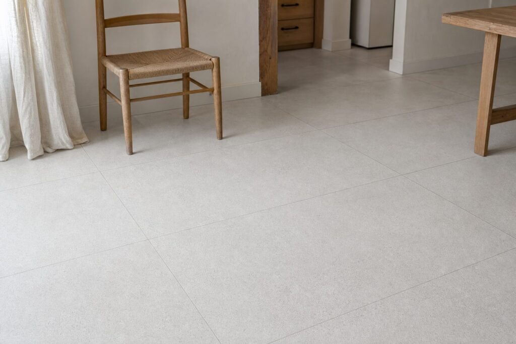 Carrelage imitation béton Pearl BORNEO 60x120 - ambiance salon