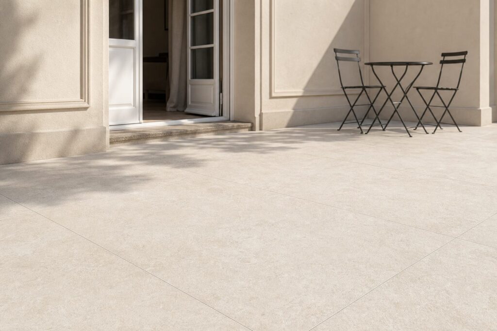 Carrelage grand format Ivory TREVIA 120x120 - ambiance terrasse