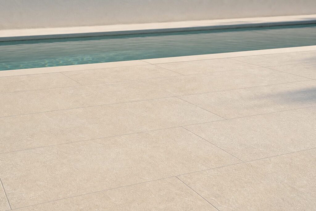 Carrelage imitation pierre Beige TREVIA 20mm 60x120 - ambiance piscine