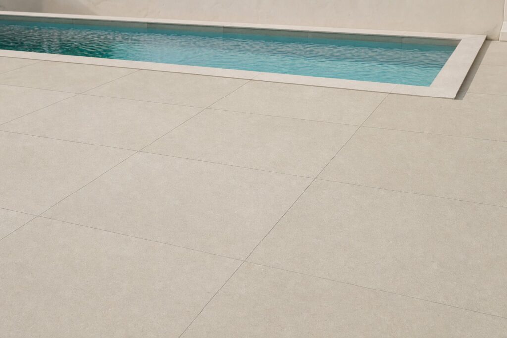 Carrelage imitation pierre Bone RIFT 90x90 20mm - ambiance piscine