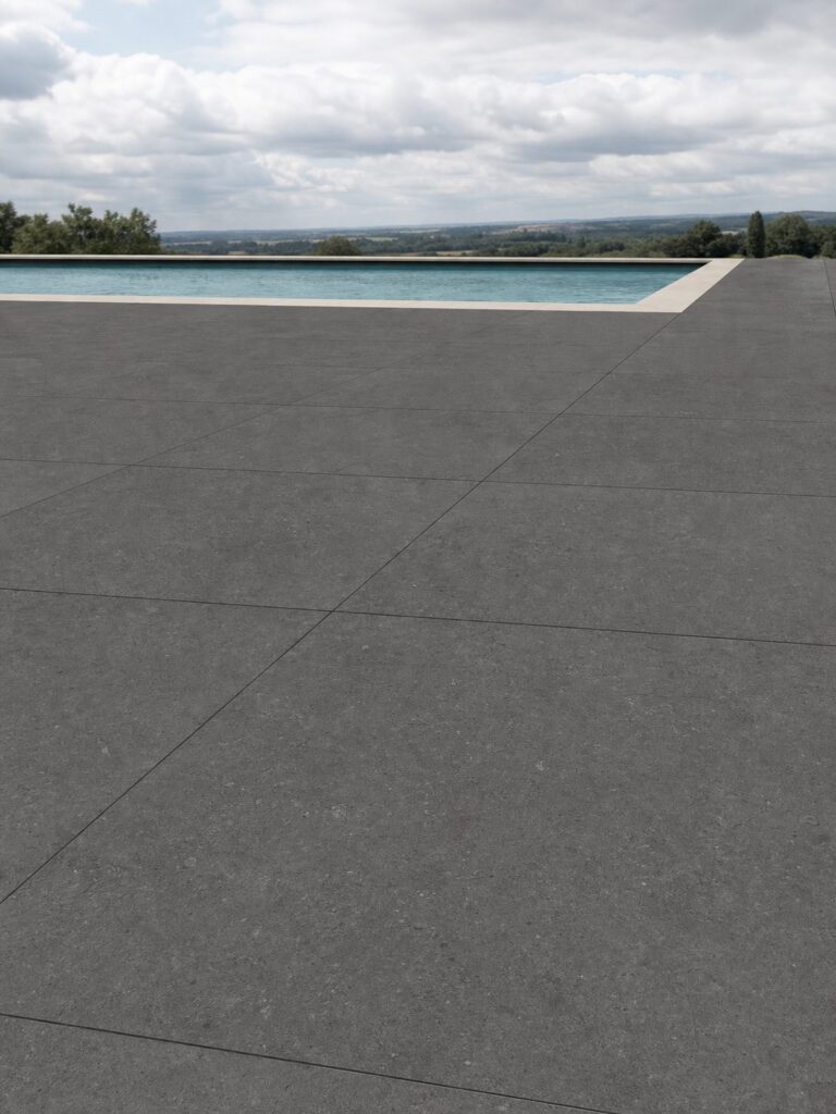 Carrelage imitation pierre Anthracite RIFT 90x90 20mm - ambiance piscine